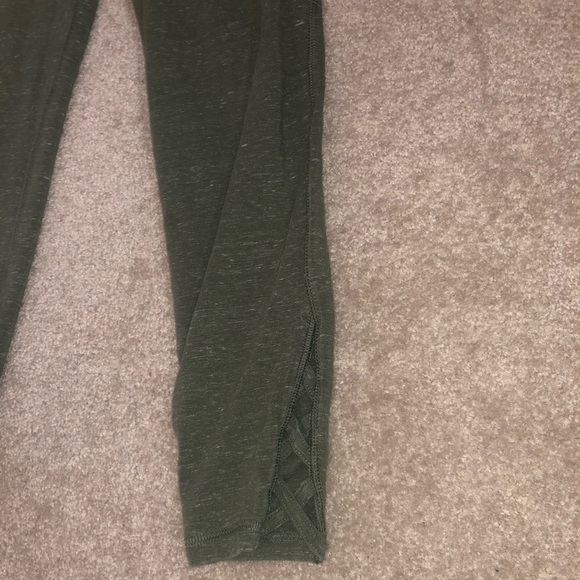 Old navy workout pants - Picture 2 of 5